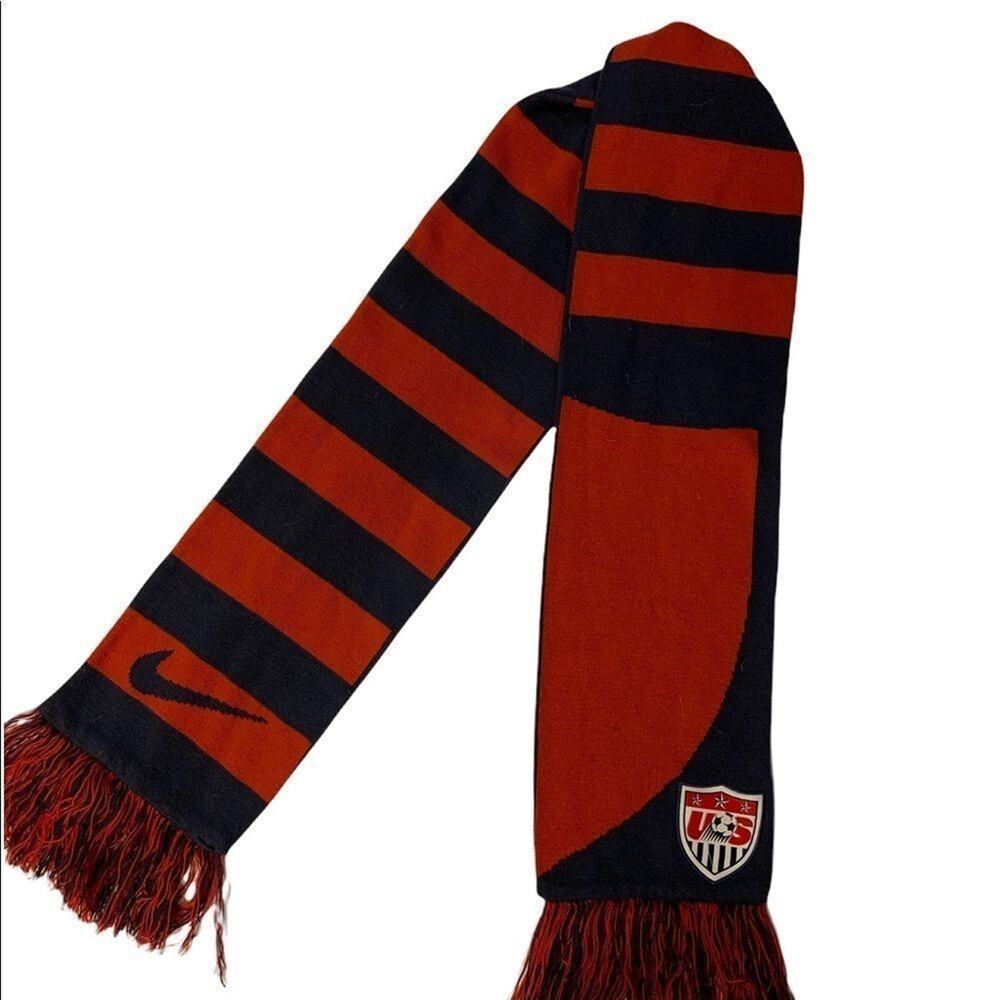 Nike USA soccer football futbol red and navy blue scarf in EUC. No flaws!